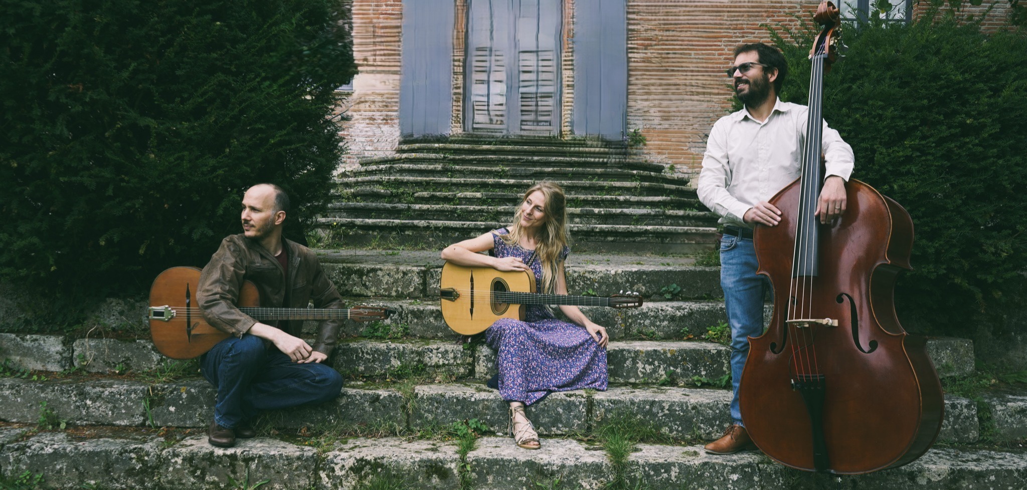 Trio-sur-l'escalier-groupe-de-musique-Jazz-toulouse-Yohan-Sati-2