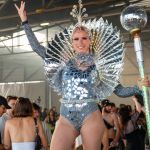Échassiers costumés à thème