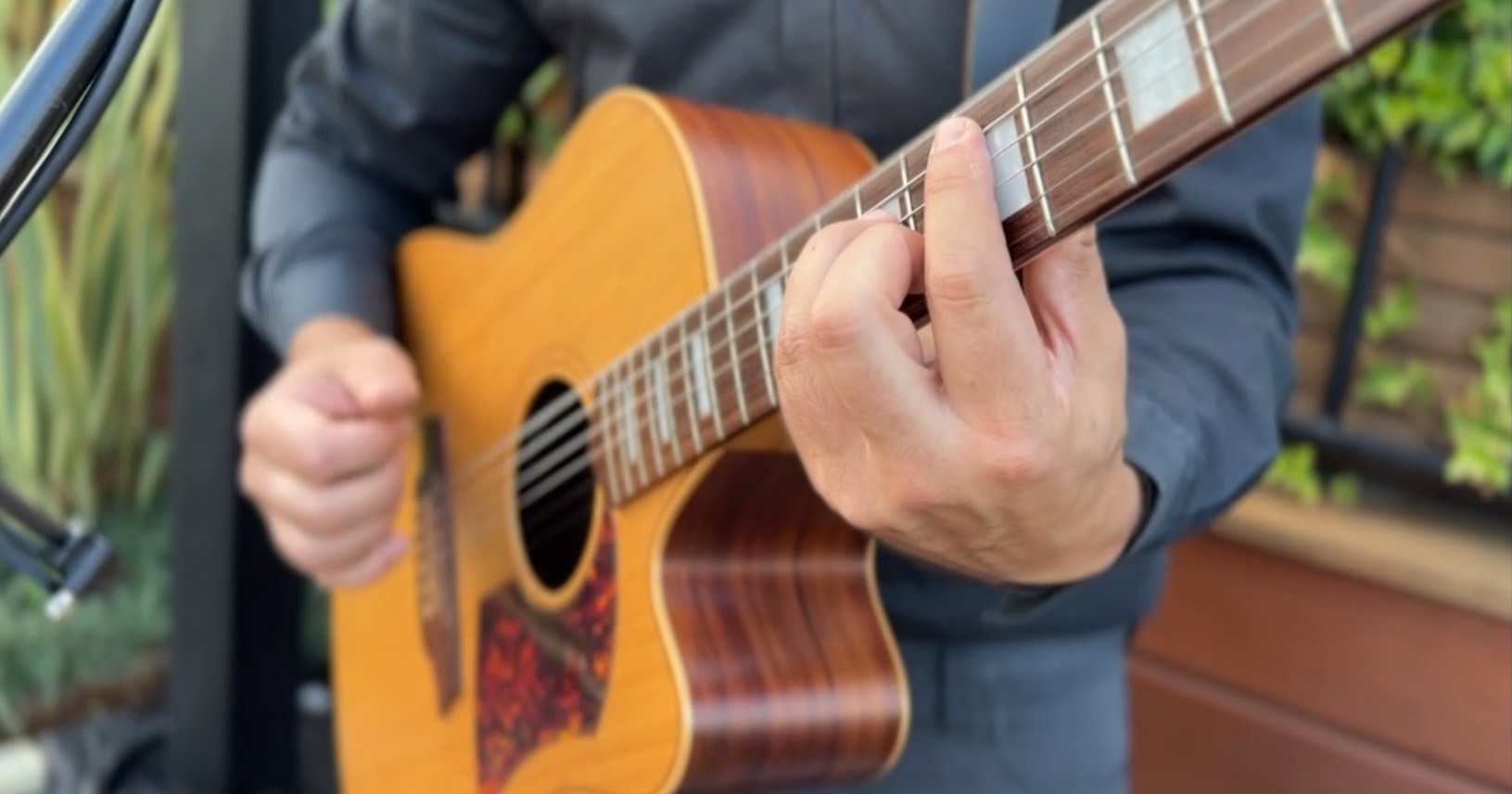 Marc Rosa – Chanteur guitariste pop rock à Bordeaux  concert live acoustique élégant pour mariages, cocktails et soirées privées.11-v1