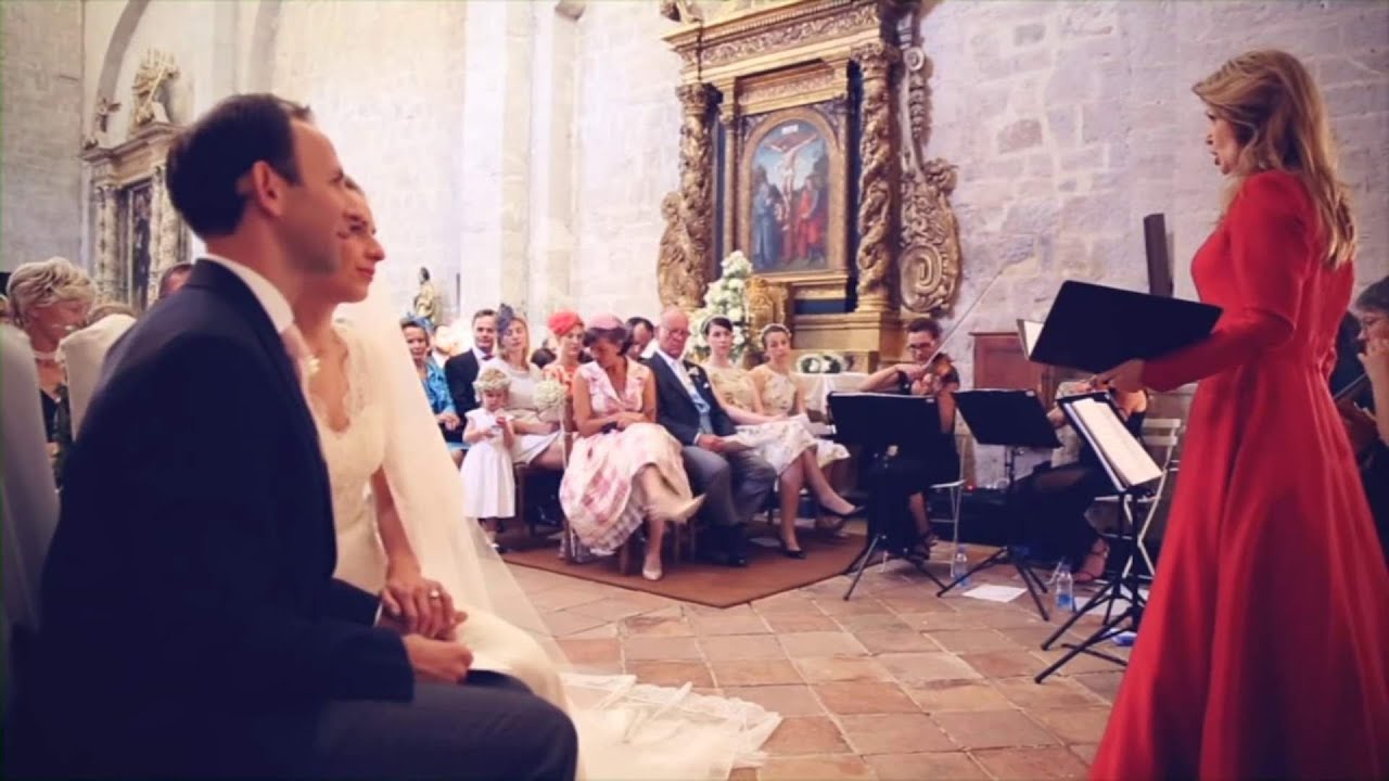 Célébration religieuse chants liturgiques à l'église (vidéo)