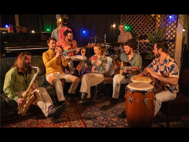 En groupe au complet (vidéo)