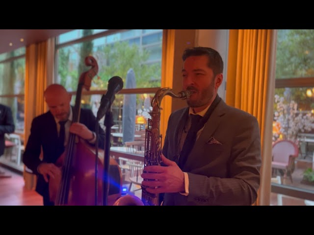 En trio Piano - Saxophone & chanteur - Contrabasse (vidéo)