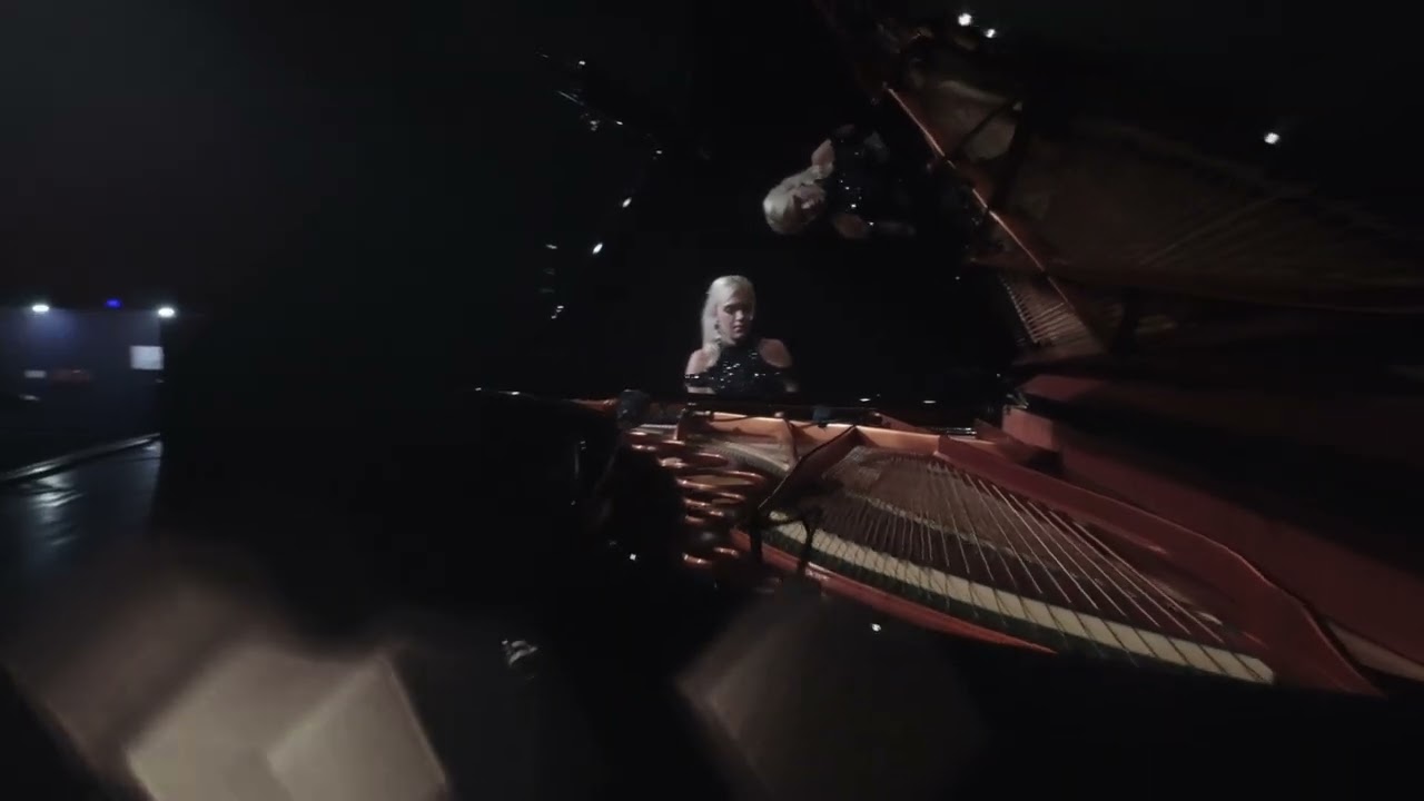 Découvrez Caroline en live (vidéo)